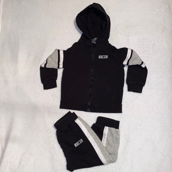 Nike toddler hoodie & jogger set (24M) - Picture 1 of 9